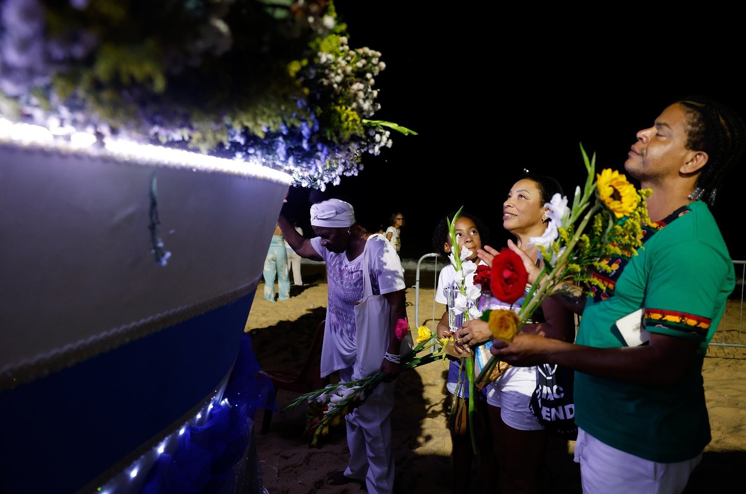 Fé e tradição marcam oferendas a Iemanjá na véspera do réveillon no Rio