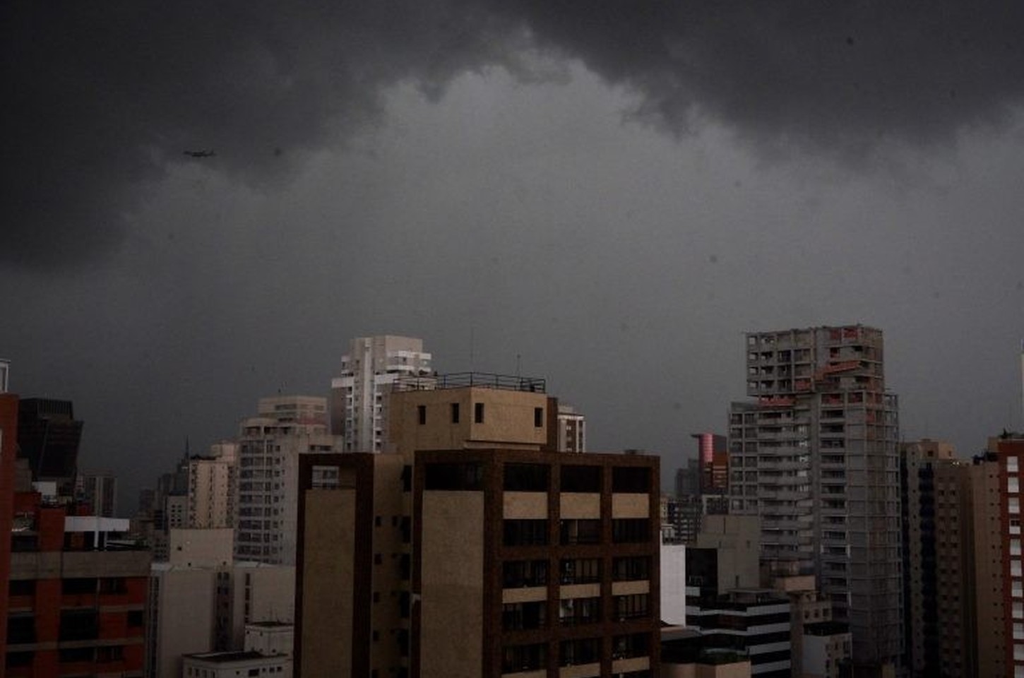 Feriadão termina com alerta de tempestades em SP; litoral tem risco de inundação