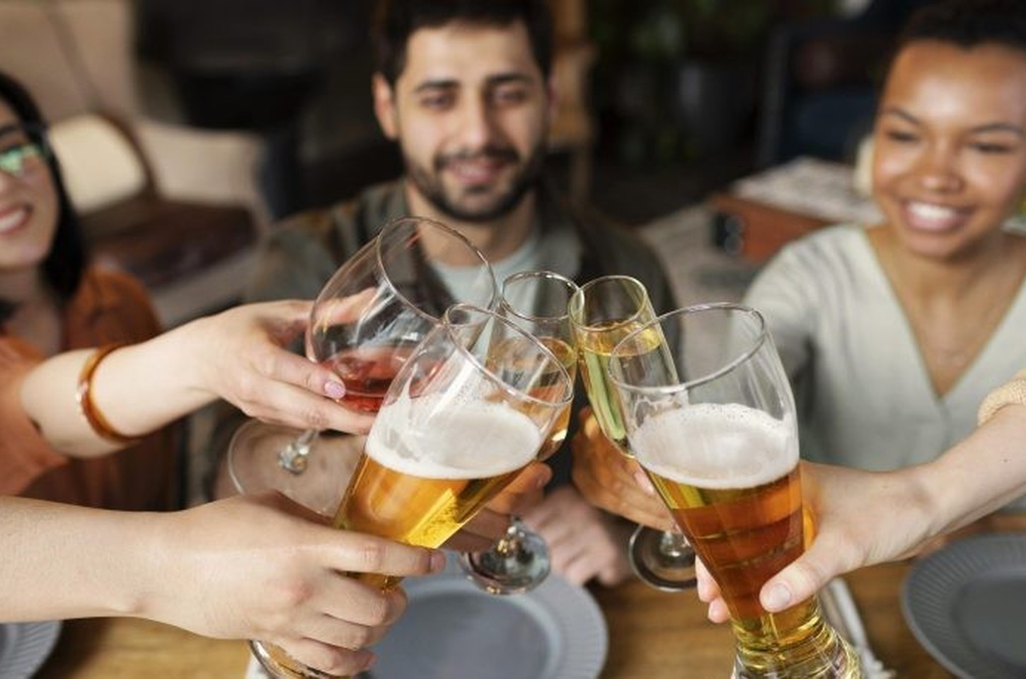 Fim de ano sem sustos: como curtir as confraternizações sem exageros