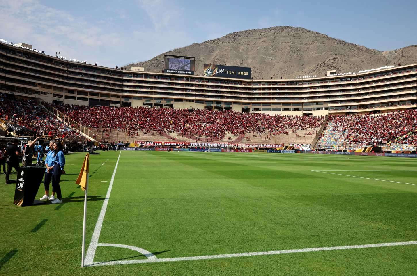 Final da Libertadores entre Palmeiras e Flamengo tem início adiado em 15 minutos