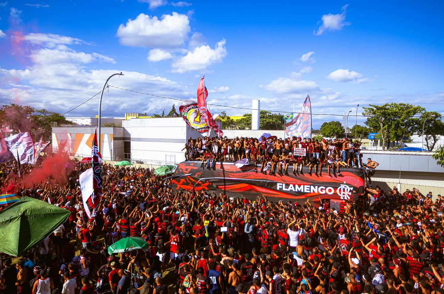 Flamengo embarca para Lima em meio à festa da torcida para final da Libertadores