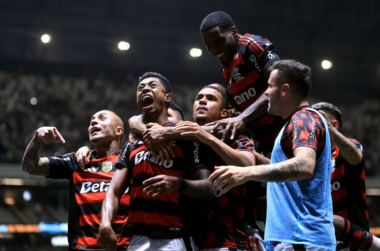 Flamengo empata com Atlético-MG e coloca uma mão no título brasileiro
