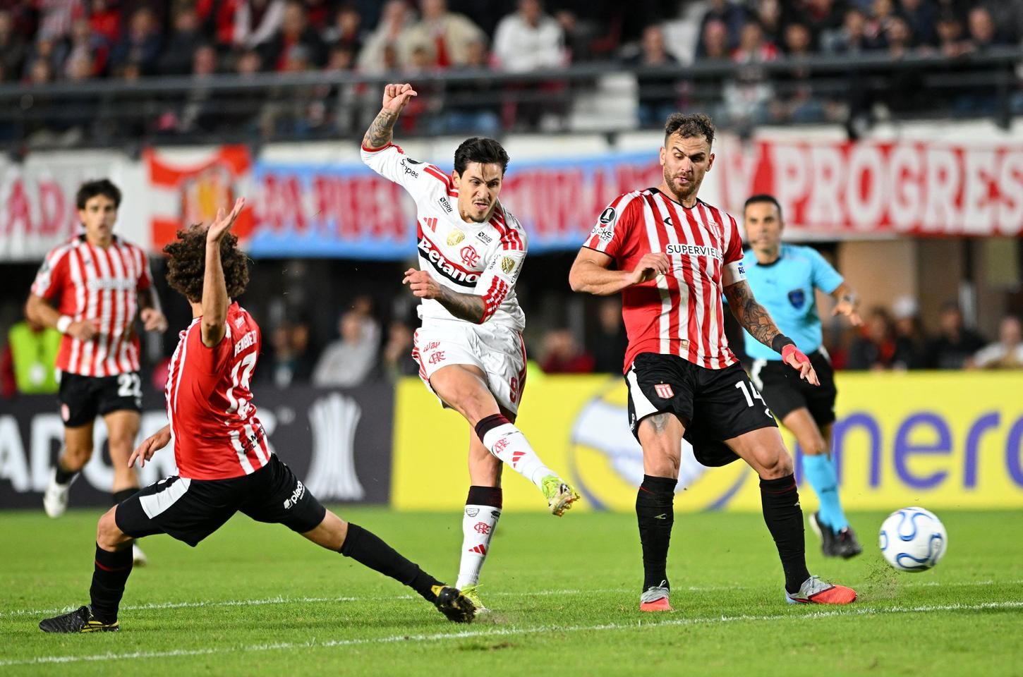 Flamengo empata com Estudiantes e mantém liderança na Libertadores