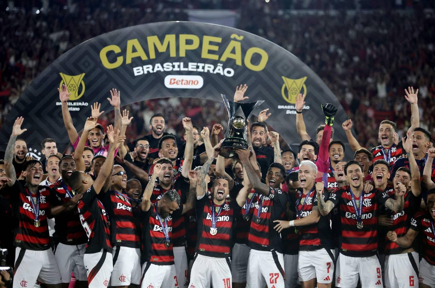 Flamengo vence Ceará no Maracanã e é campeão brasileiro pela nona vez