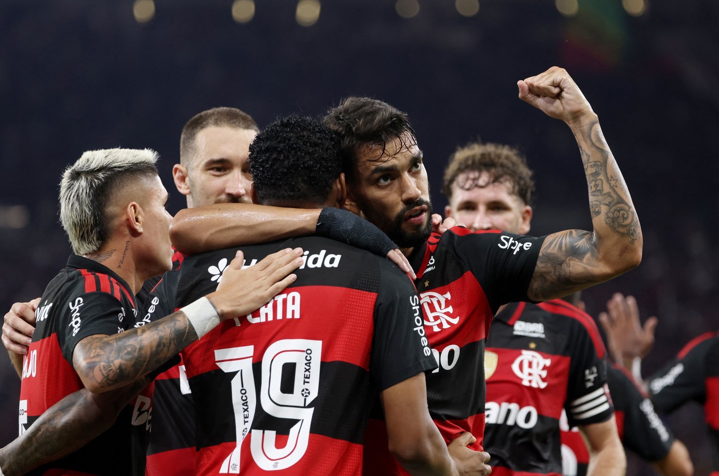 Flamengo vence Santos de virada e encosta no G4 do Brasileirão