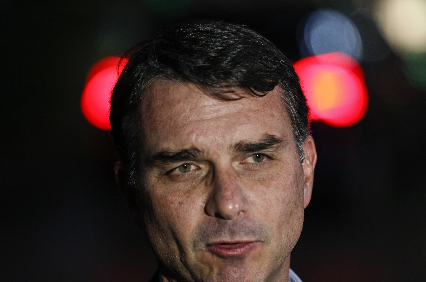 Flávio Bolsonaro admite contato com banqueiro do Master para filme sobre o pai