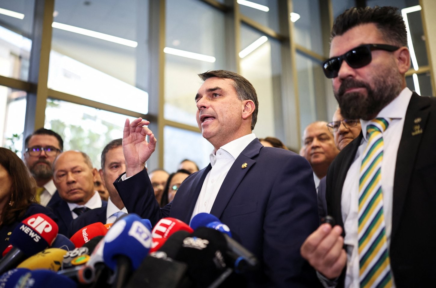 Flávio Bolsonaro admite encontro com banqueiro do Master para encerrar participação em filme sobre o pai