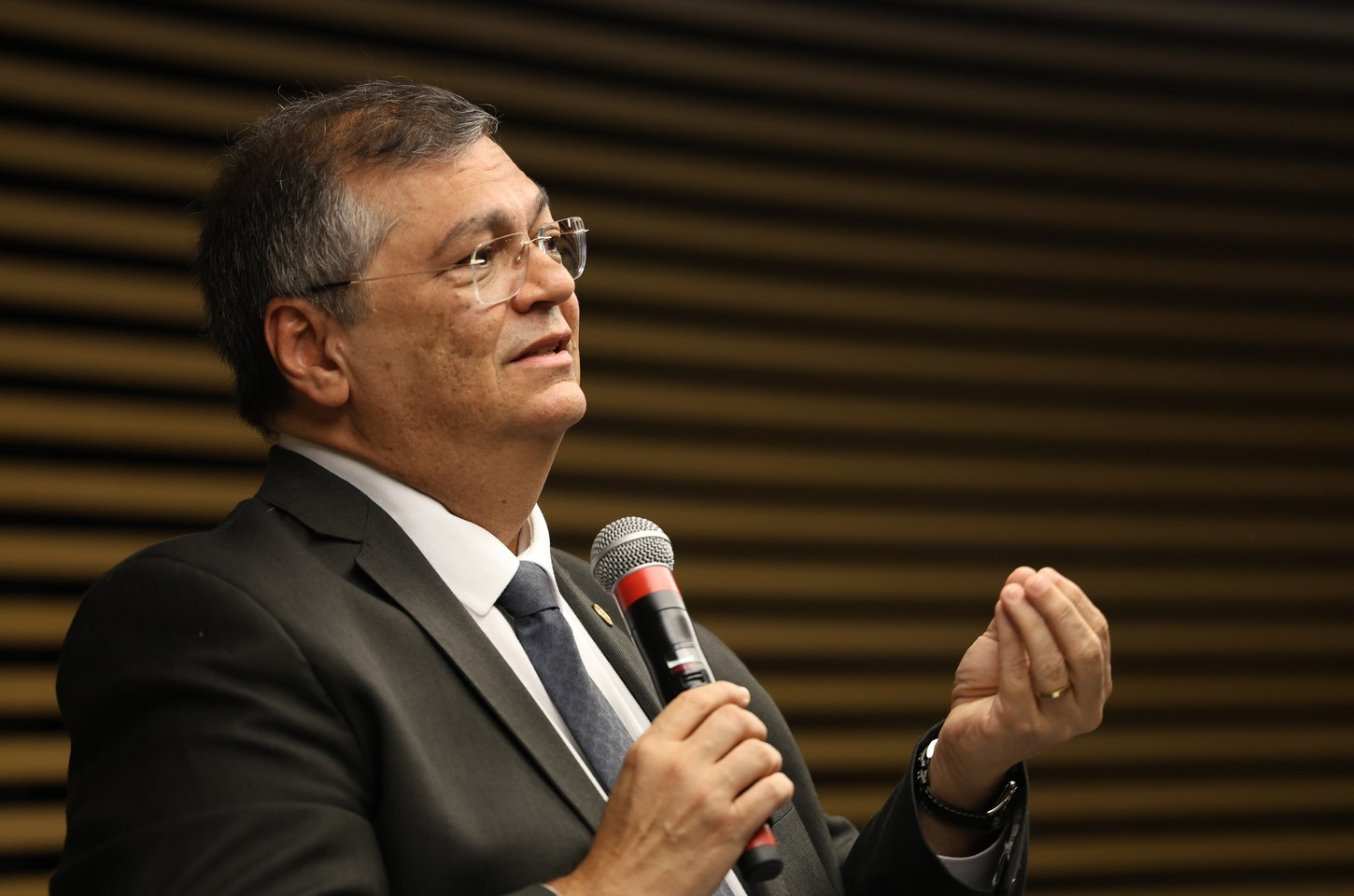 Flávio Dino determina plano emergencial para fiscalização da CVM