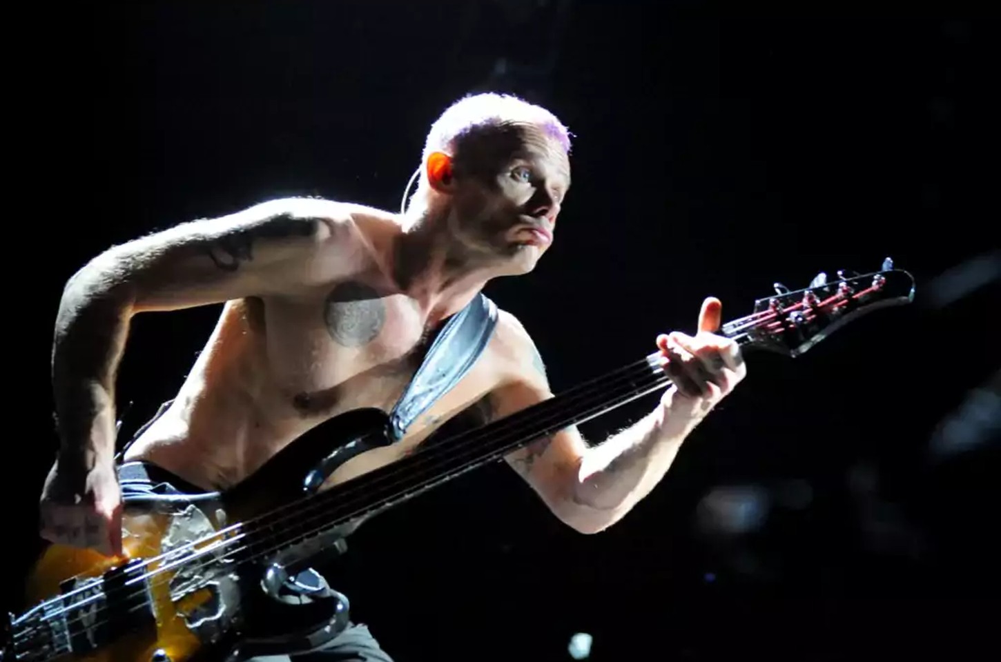 Flea reinterpreta clássico de Frank Ocean com trompete e orquestra