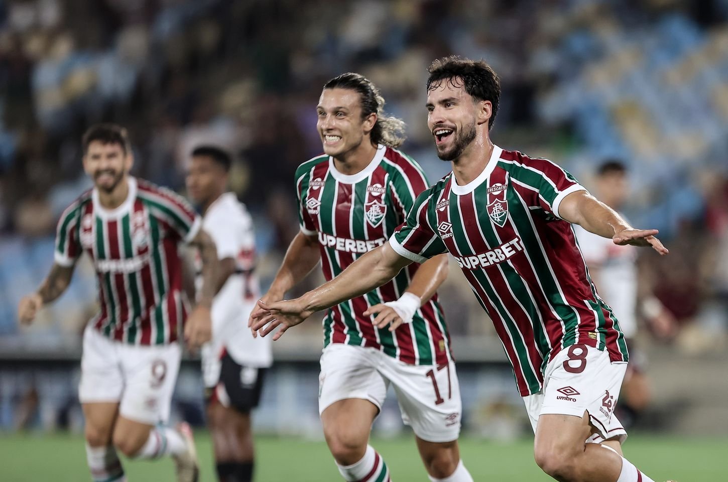 Fluminense goleia São Paulo e garante vaga na Libertadores