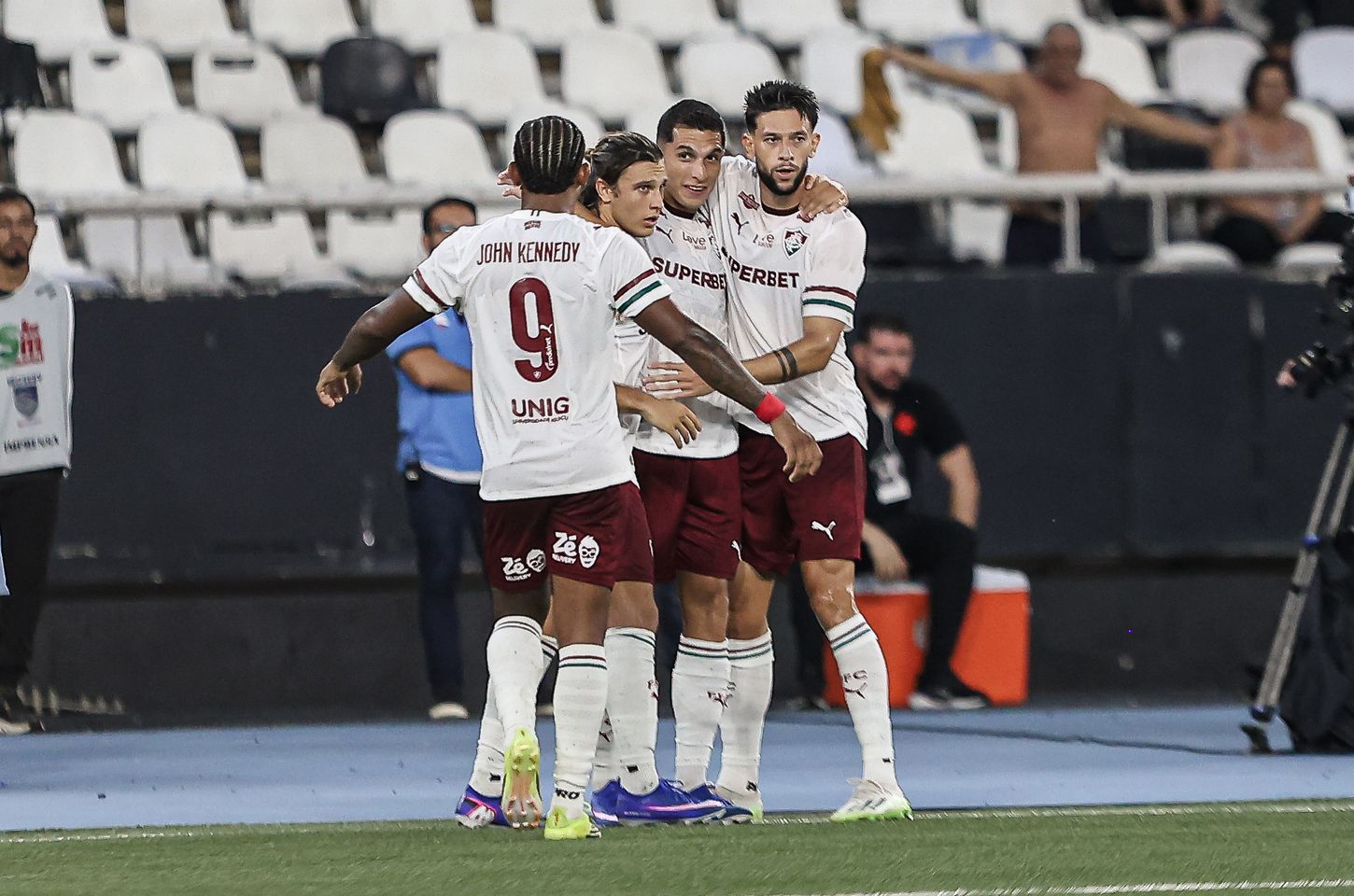 Fluminense vence Vasco e abre vantagem nas semifinais do Carioca