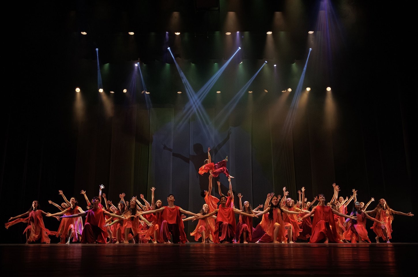 Formatura e emoção marcam espetáculo da Escola de Dança Teatro Guaíra