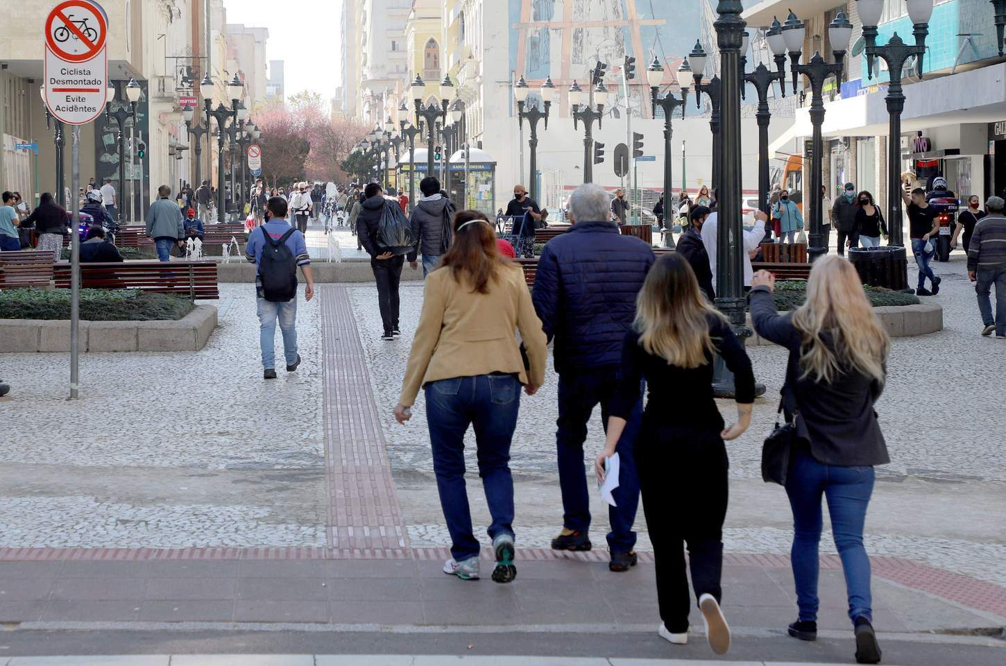 Frente fria castiga o Paraná com chuva intensa e ventos fortes