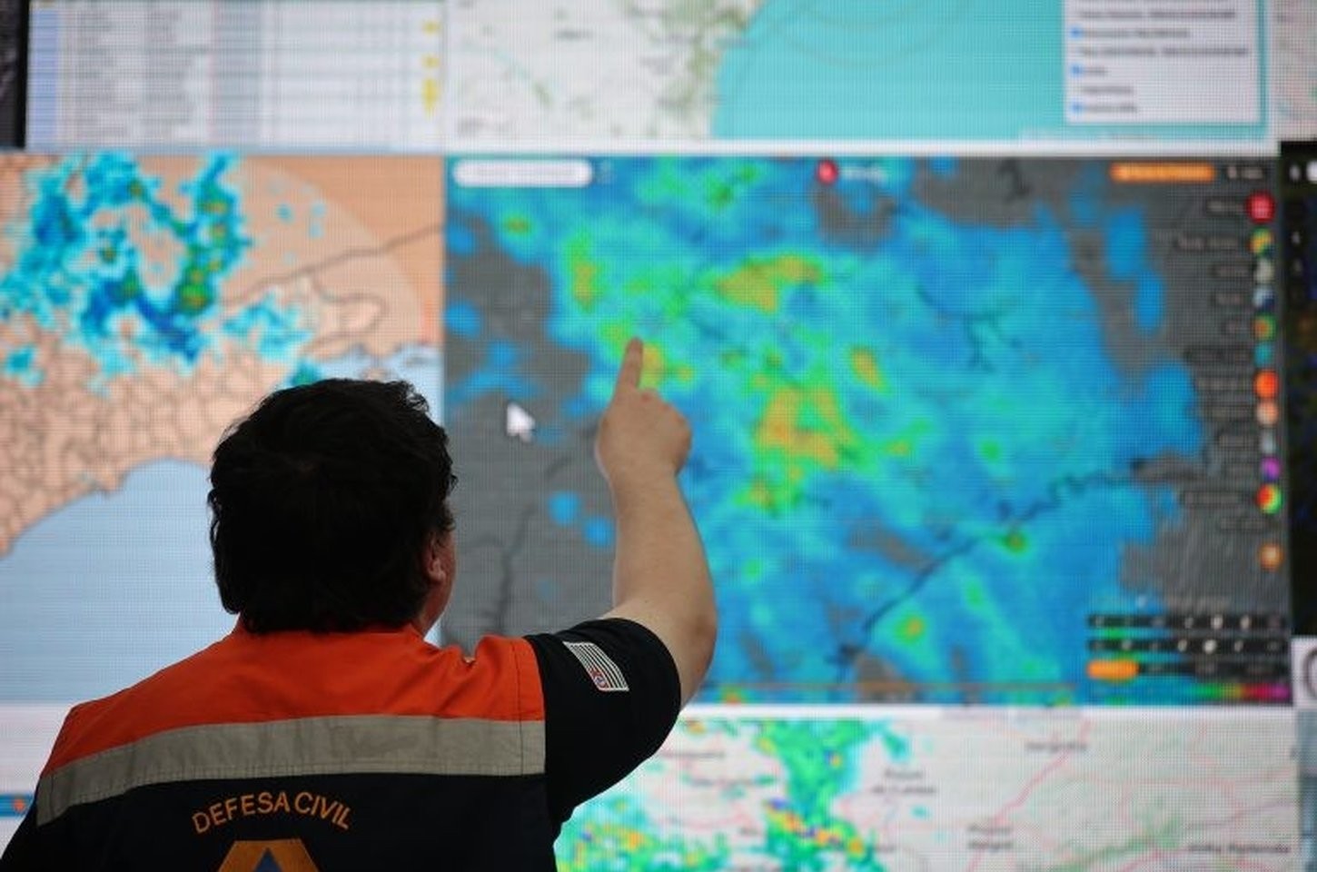 Frente fria chega a SP após calor recorde com ventos fortes e chuva