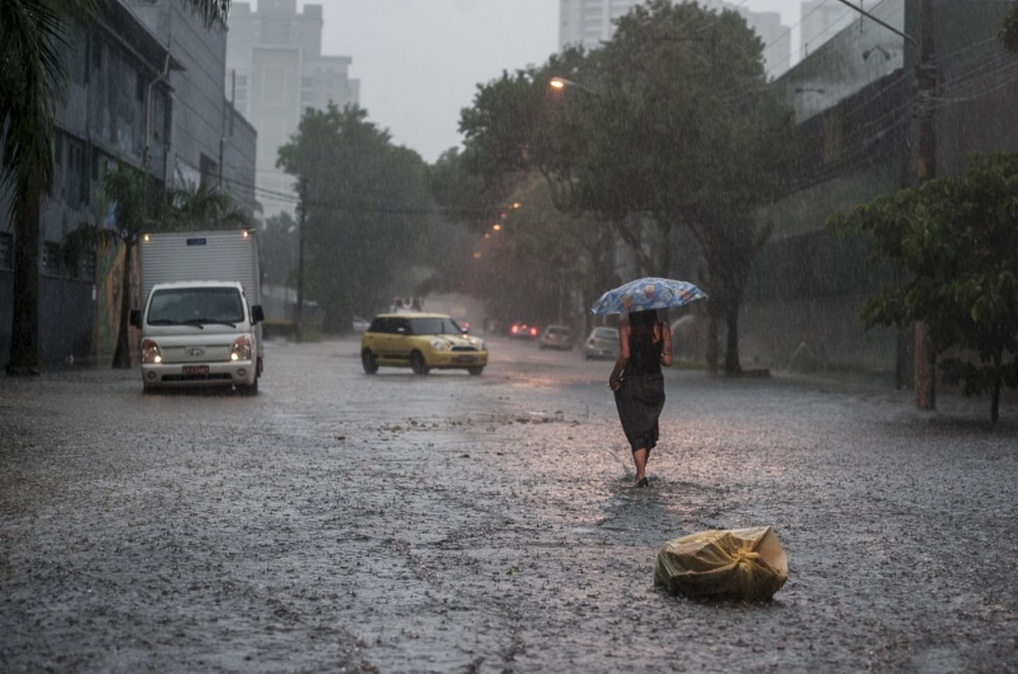 Frente fria chega ao sul de São Paulo com alerta para chuvas e granizo
