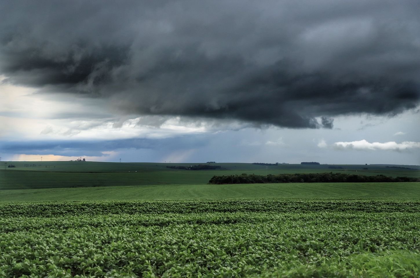 Frente fria deixa Paraná em alerta com risco de tempestades e calor intenso