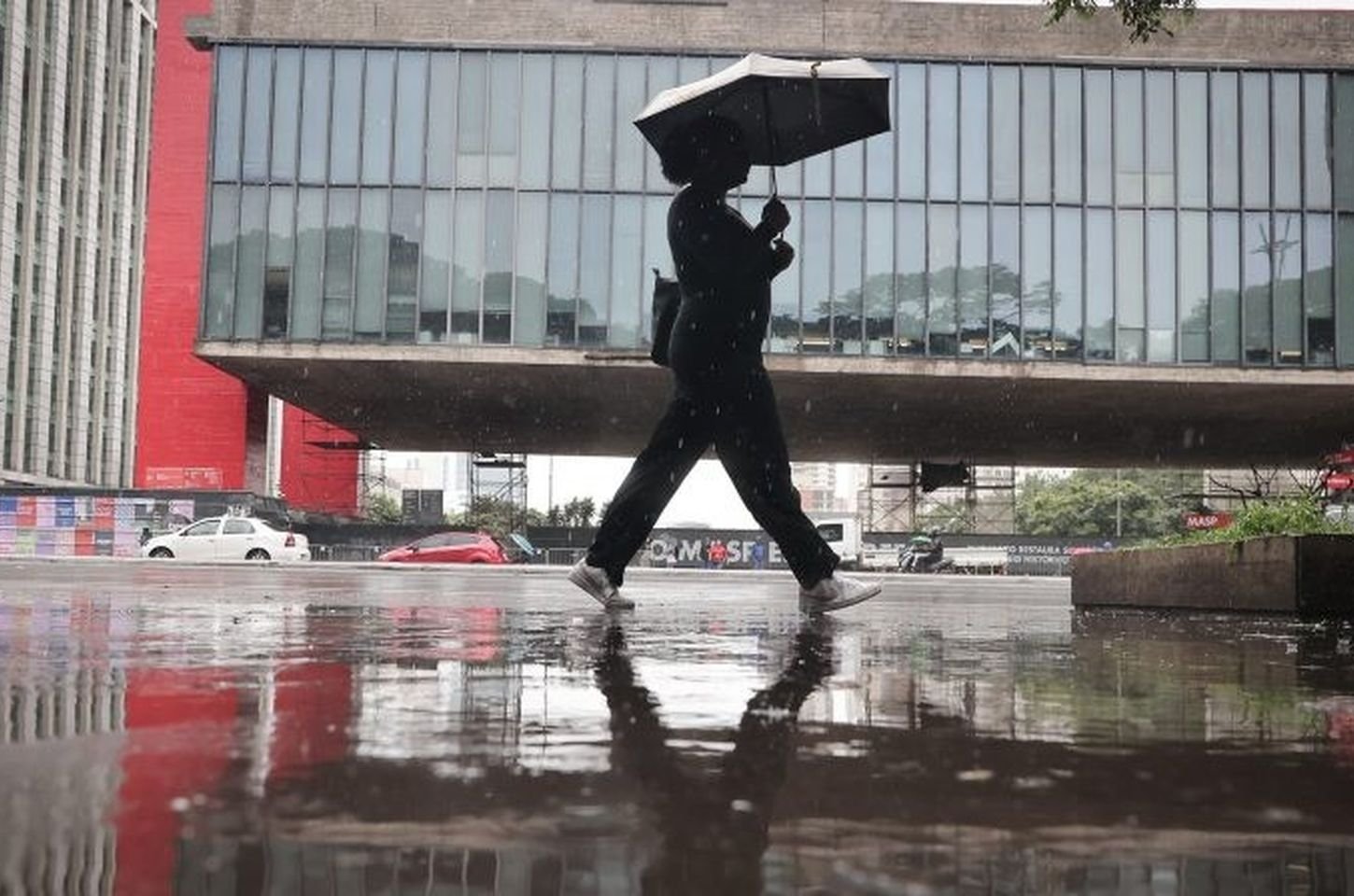 Frente fria e umidade amazônica trazem chuva forte e queda de temperatura a SP