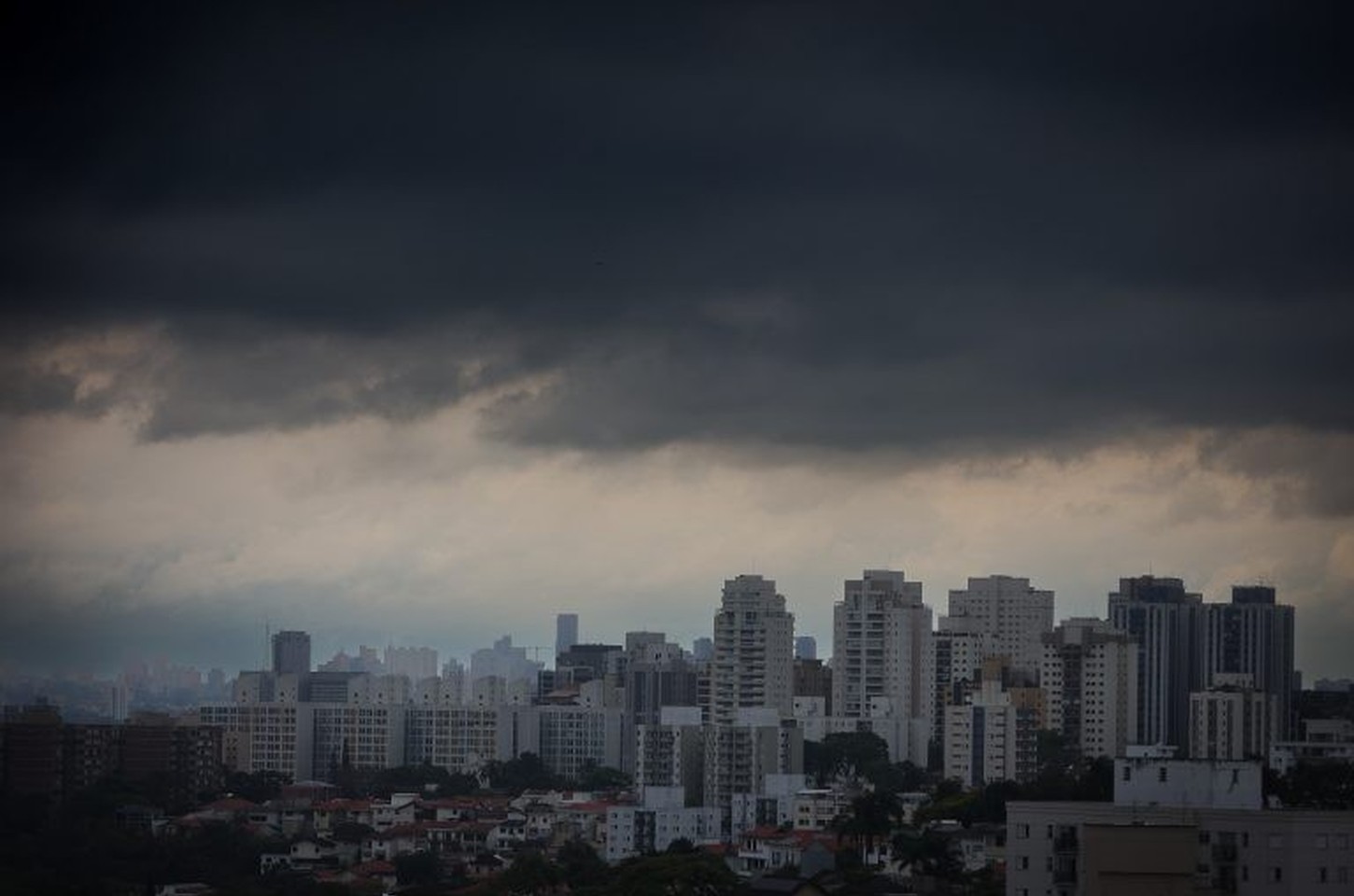 Frente fria se afasta de São Paulo, mas chuva ainda preocupa