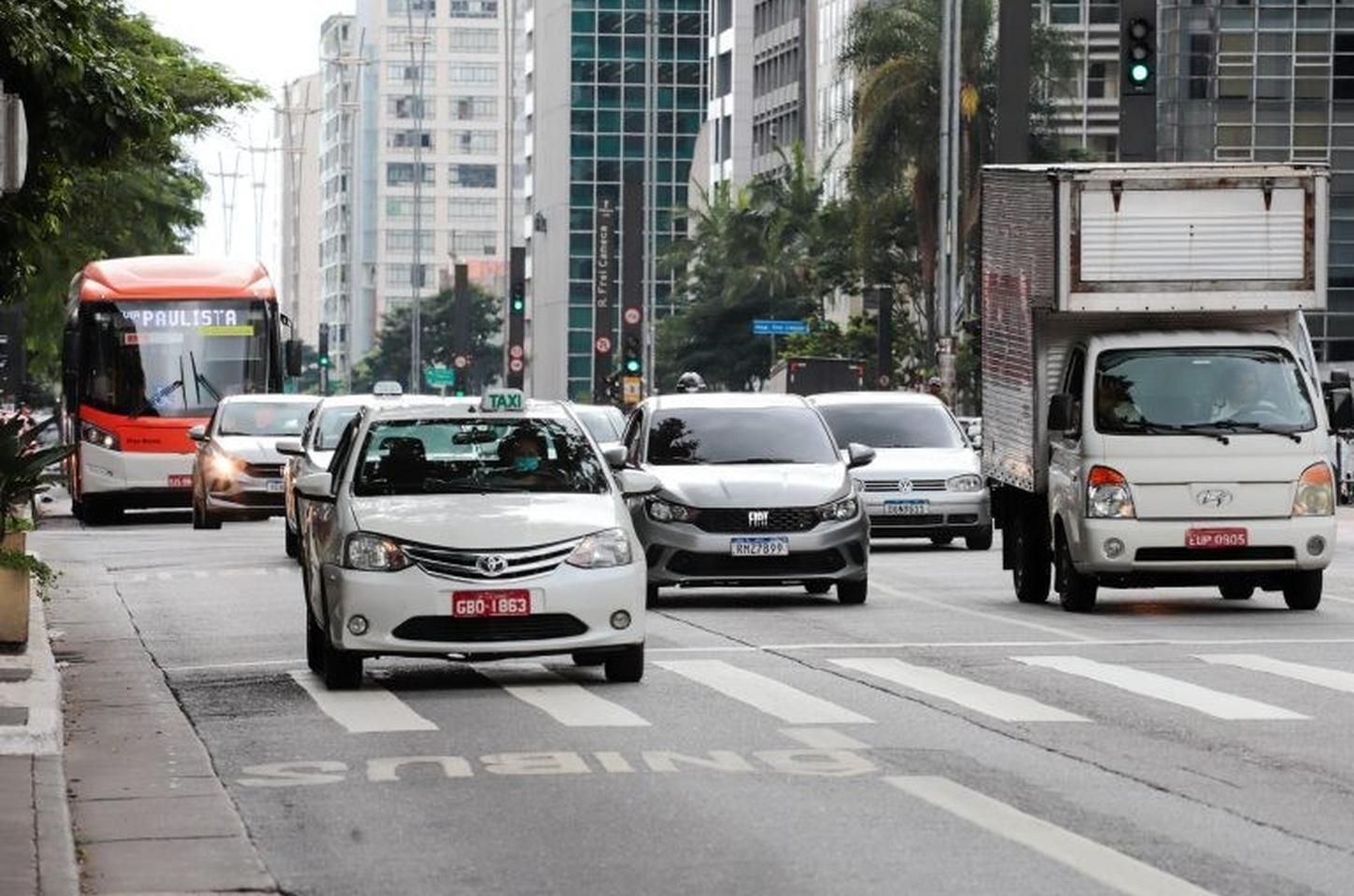Frente fria se afasta de SP; sol entre nuvens e pancadas isoladas marcam o dia