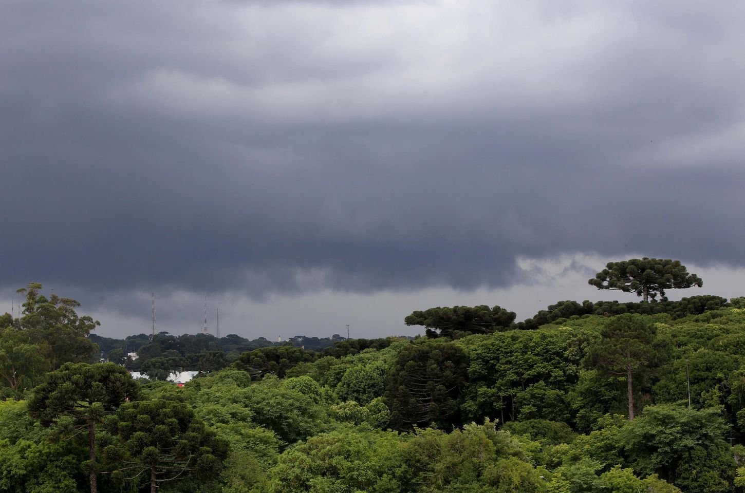 Frente fria trará pancadas de chuva ao Paraná a partir da quarta-feira