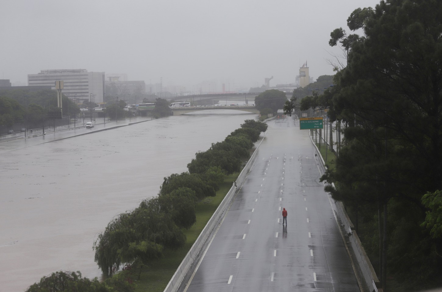 Frente fria traz chuva intensa e alerta para início de 2026 em São Paulo