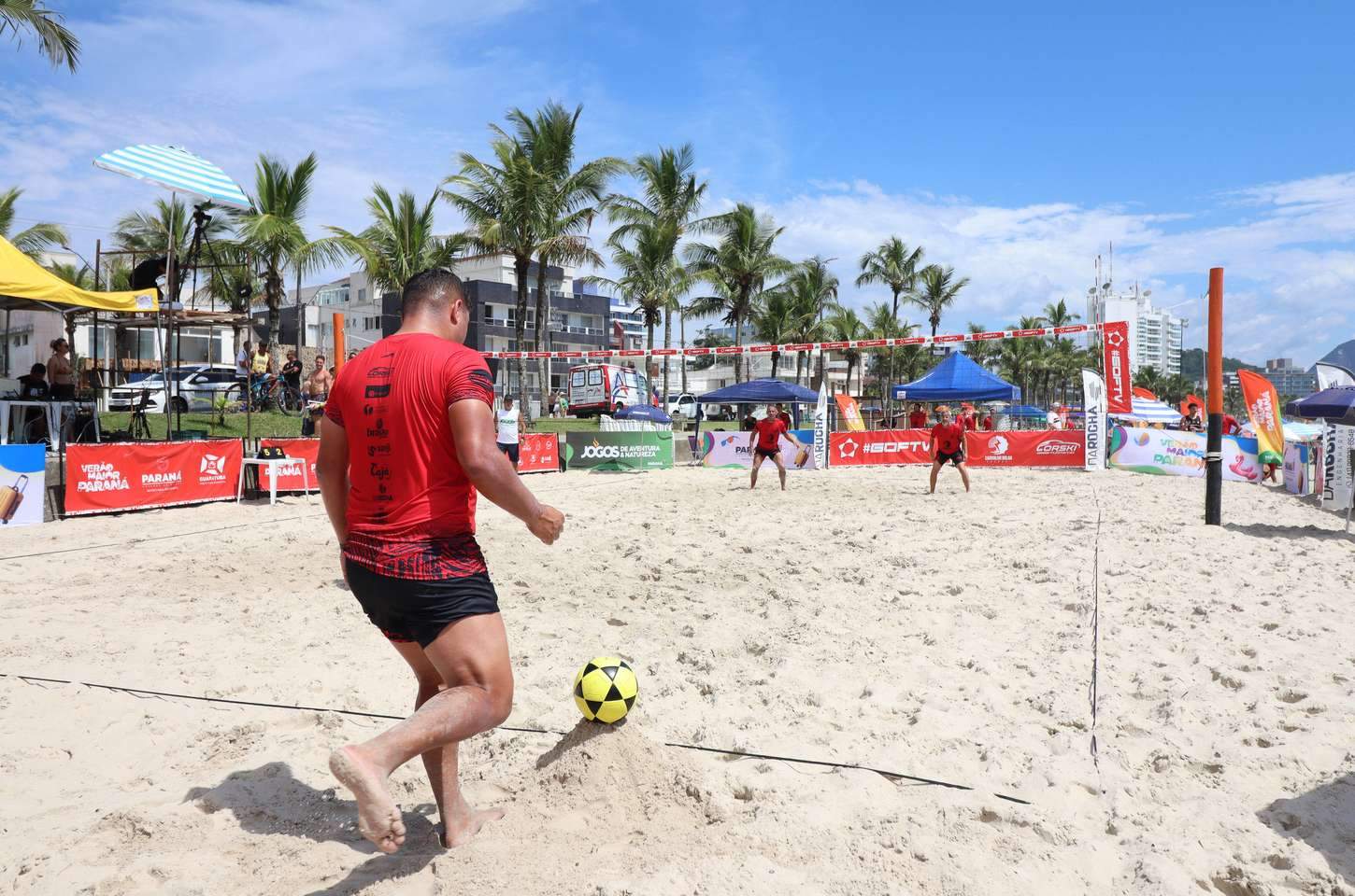Futevôlei reúne craques e atletas amadores nas areias de Caiobá