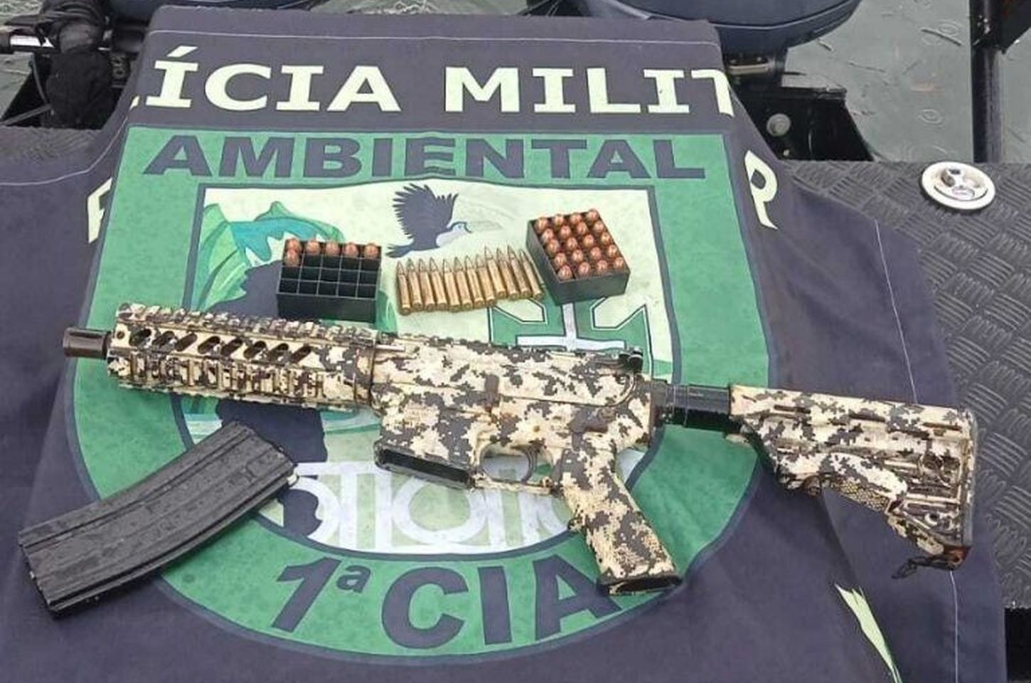 Fuzil de guerra é encontrado submerso no Canal de Santos após horas de buscas da PM