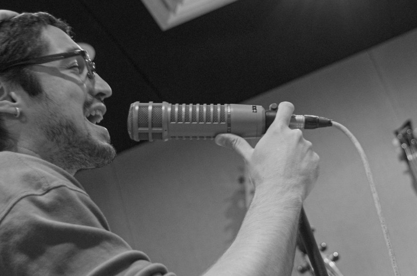 Gabriel Leone lança álbum de estreia com Ney Matogrosso e Juliana Linhares