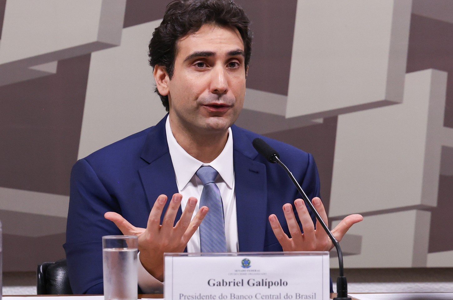 Galípolo pede socorro a senadores por autonomia do Banco Central