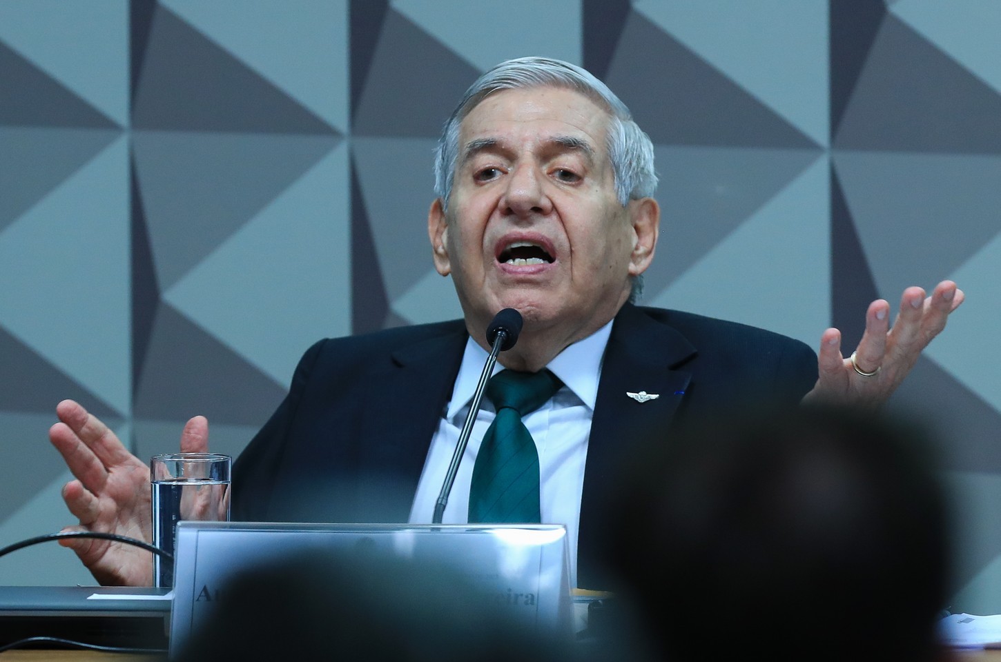 General Augusto Heleno deixa prisão fechada e vai para casa