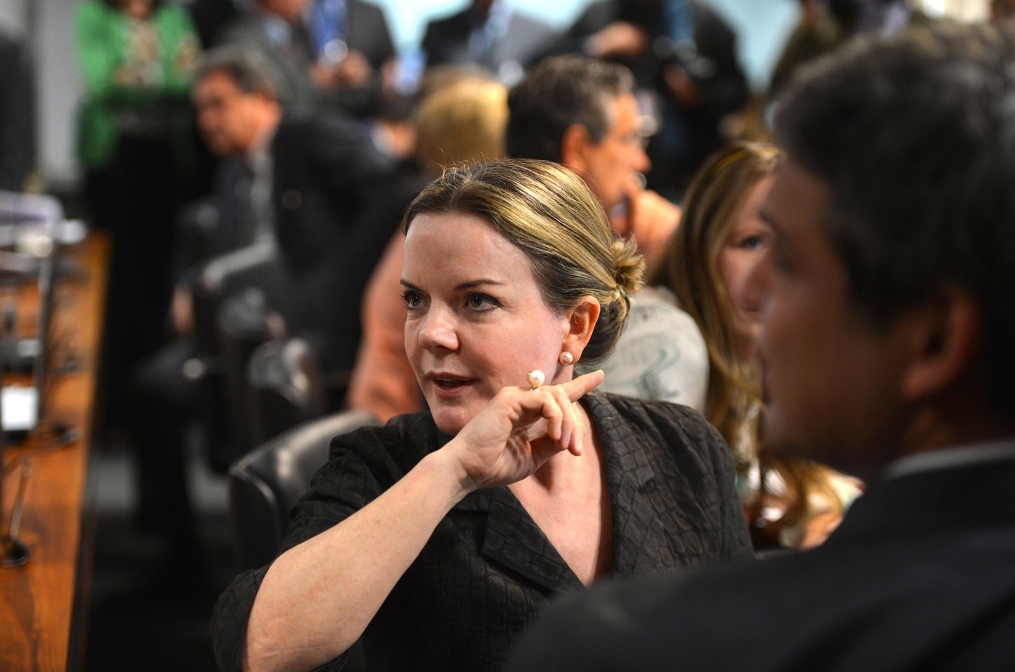 Gleisi Hoffmann culpa Selic alta por aumento da dívida pública