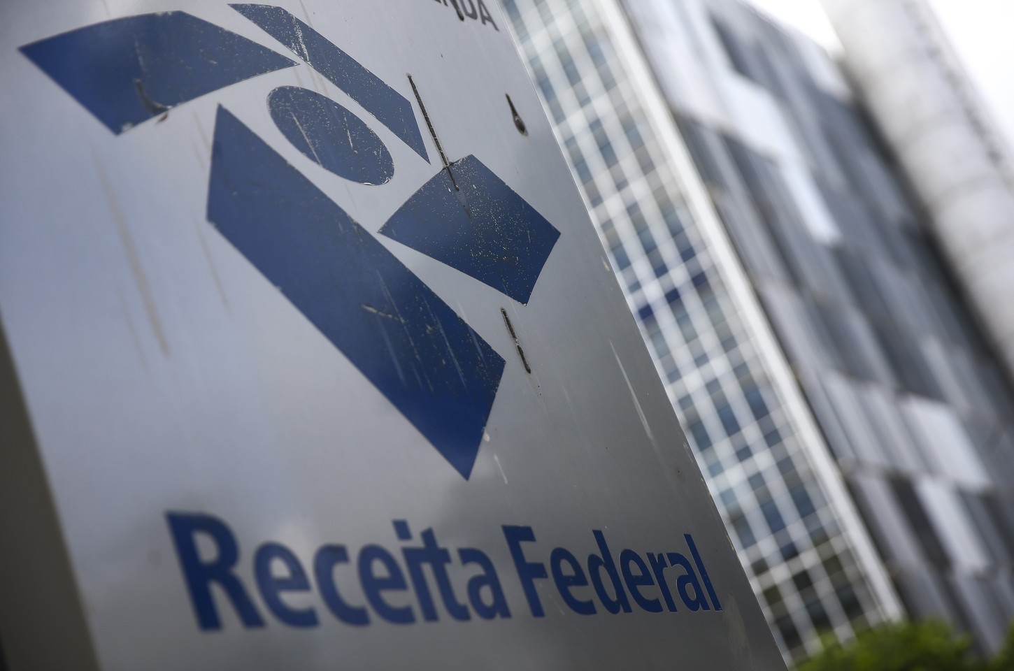 Golpe da Receita Federal usa dados reais para enganar contribuintes