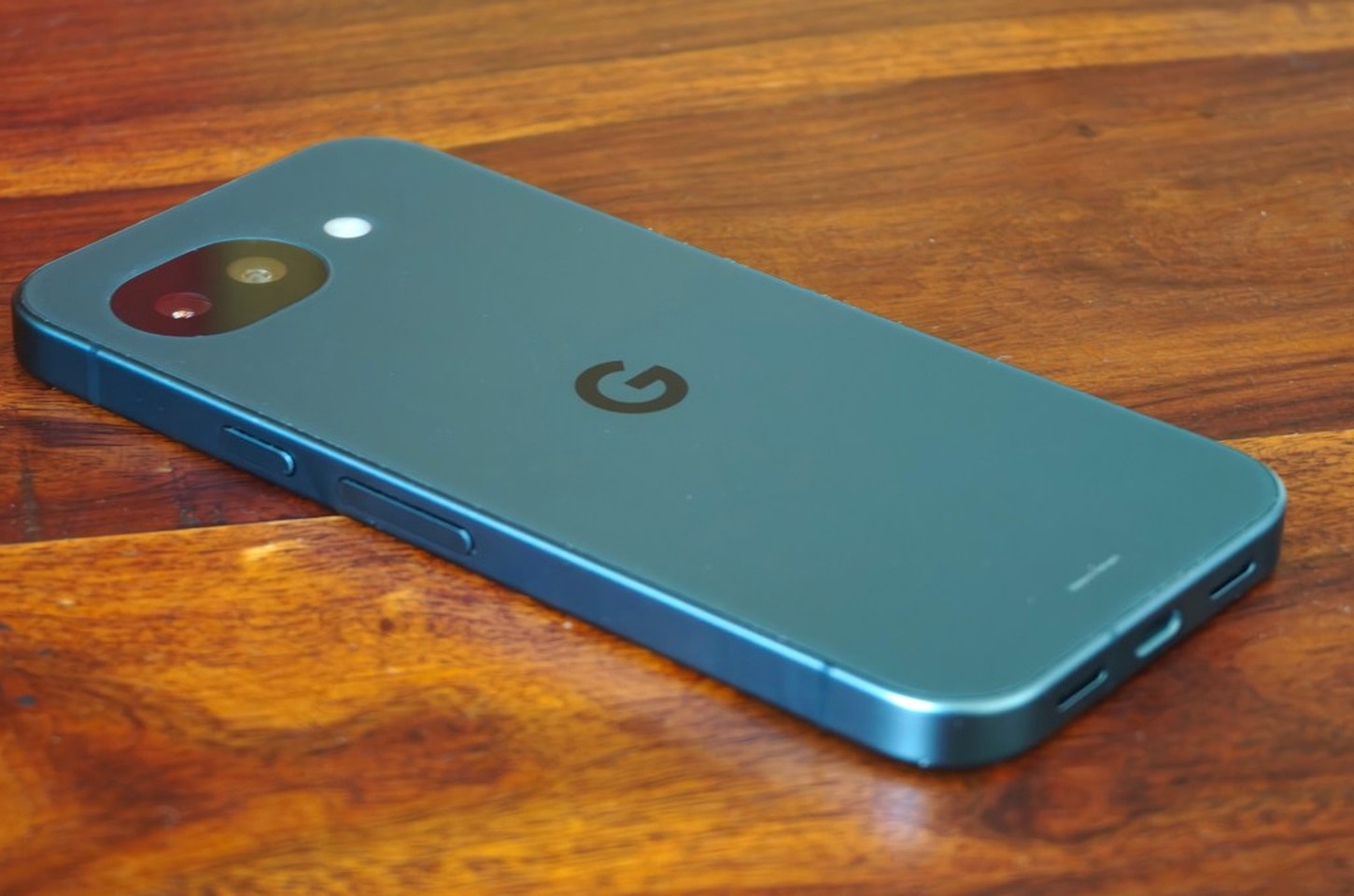 Google Pixel 10a: design plano e tela brilhante desafiam convenções