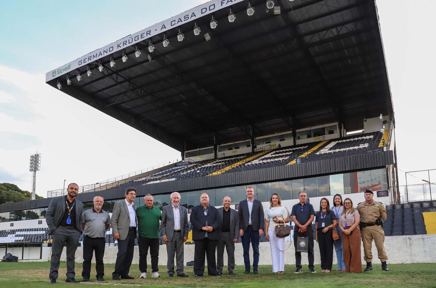 Governador visita estádio histórico do Operário Ferroviário em Ponta Grossa
