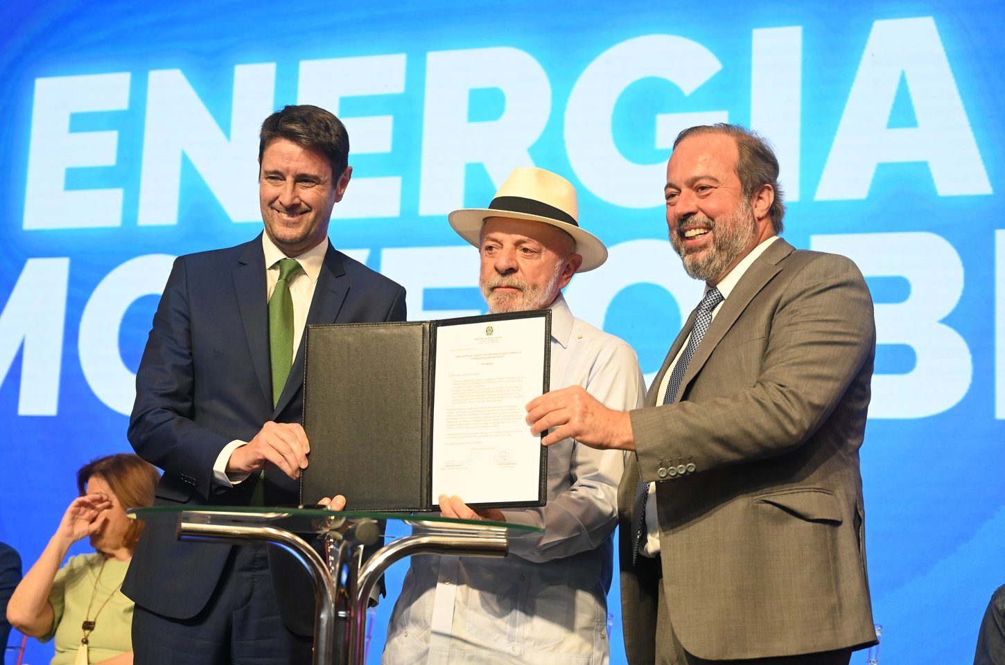 Governo antecipa renovação de contratos de distribuidoras de energia em 13 estados