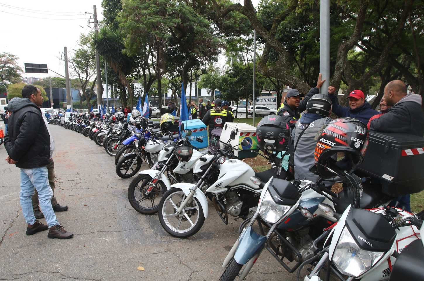 Governo cria grupo para regulamentar trabalho de entregadores por aplicativo