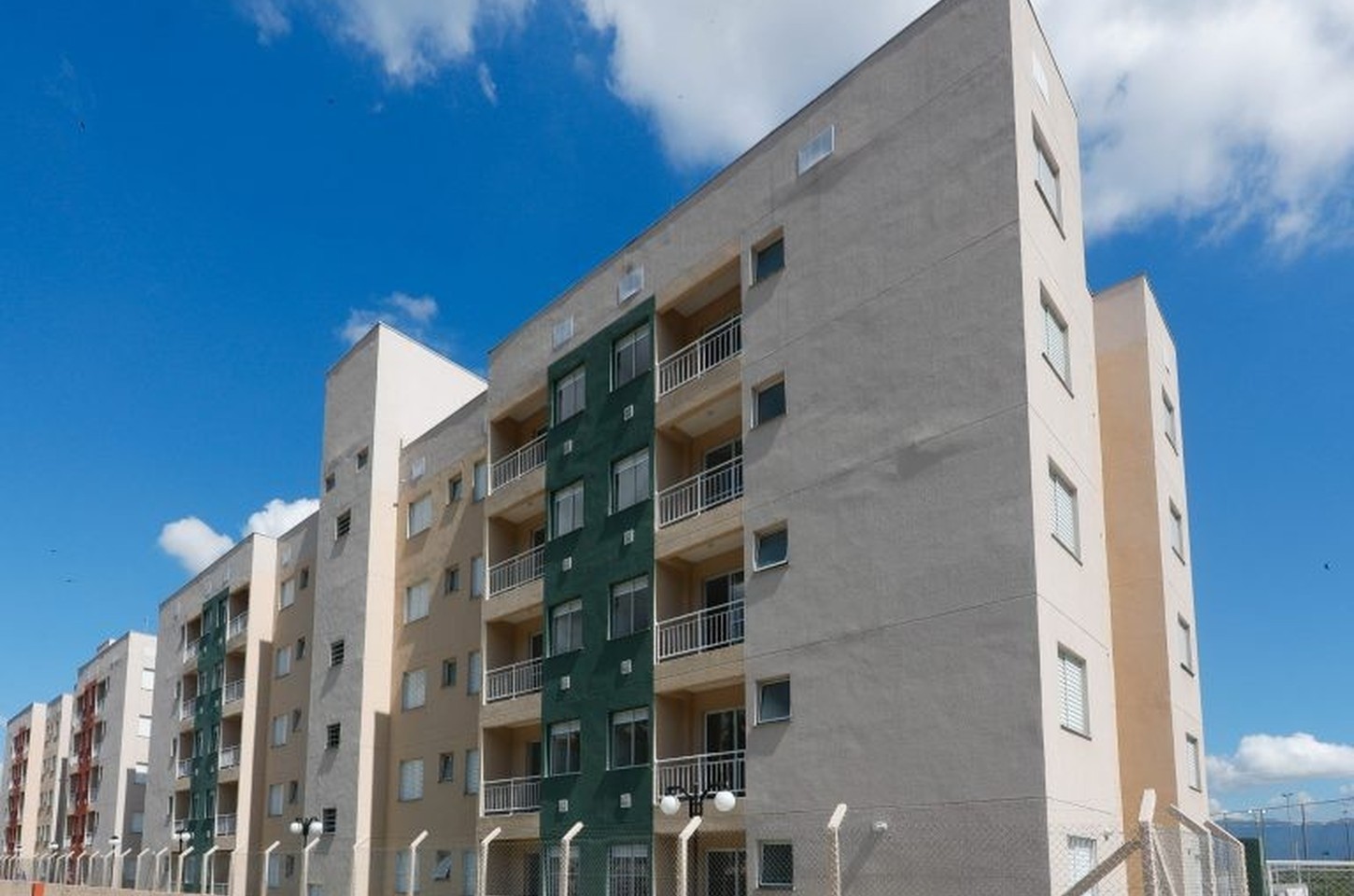 Governo de São Paulo entrega 574 apartamentos a famílias em Santos