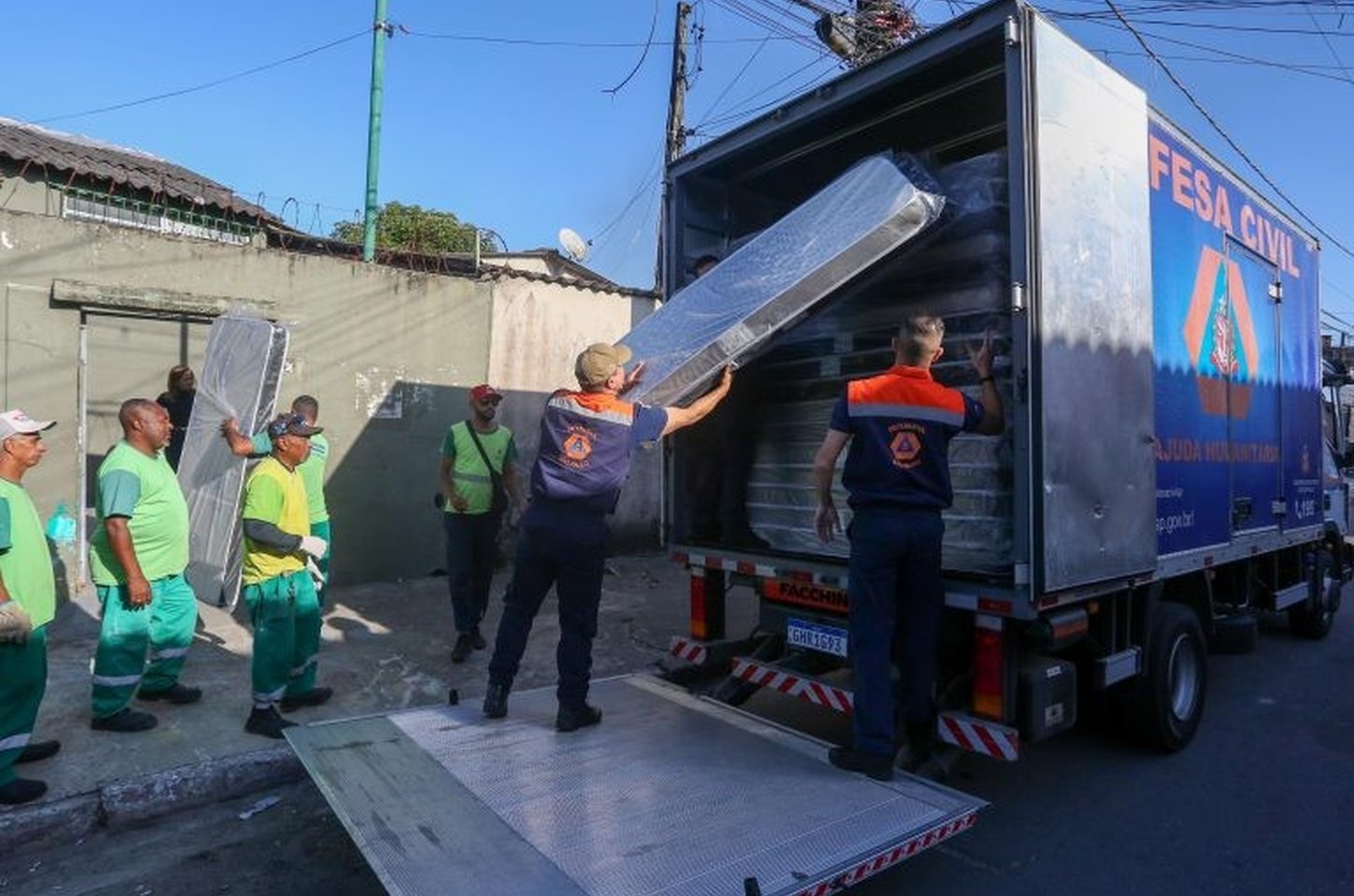 Governo de São Paulo envia ajuda humanitária a Santos após incêndio