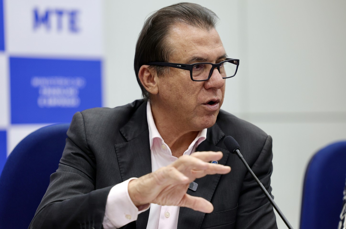 Governo defende redução de jornada e alerta contra 'aventureiros'