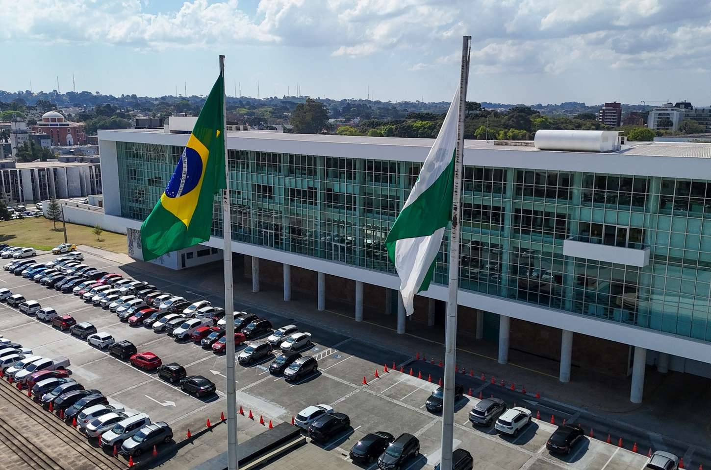 Governo do Paraná antecipa 13º salário e injeta R$ 2,4 bilhões na economia