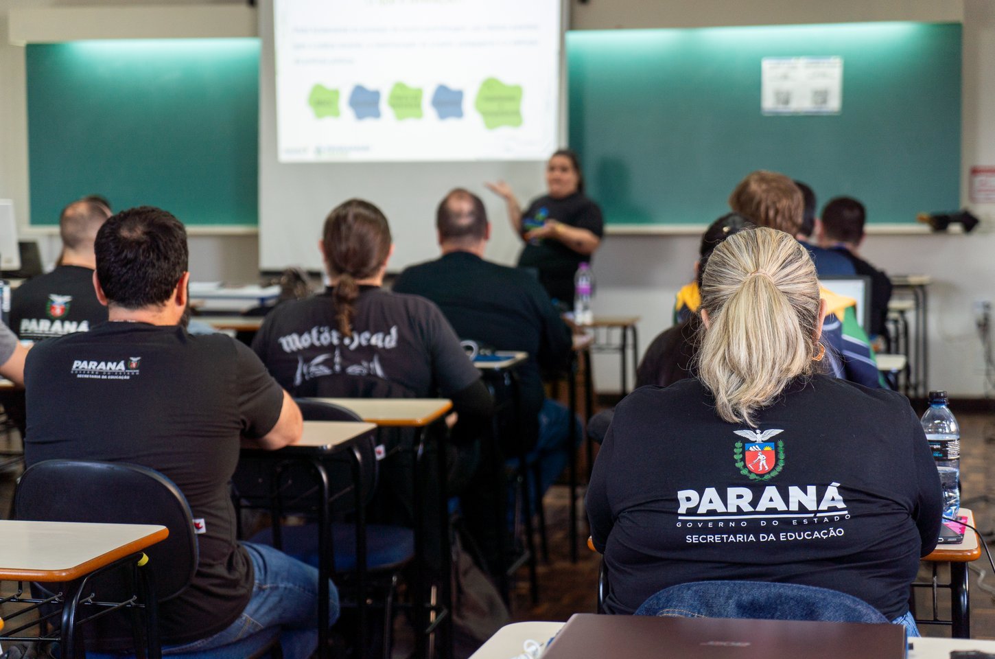 Governo do Paraná encerra formação de embaixadores da programação nas escolas