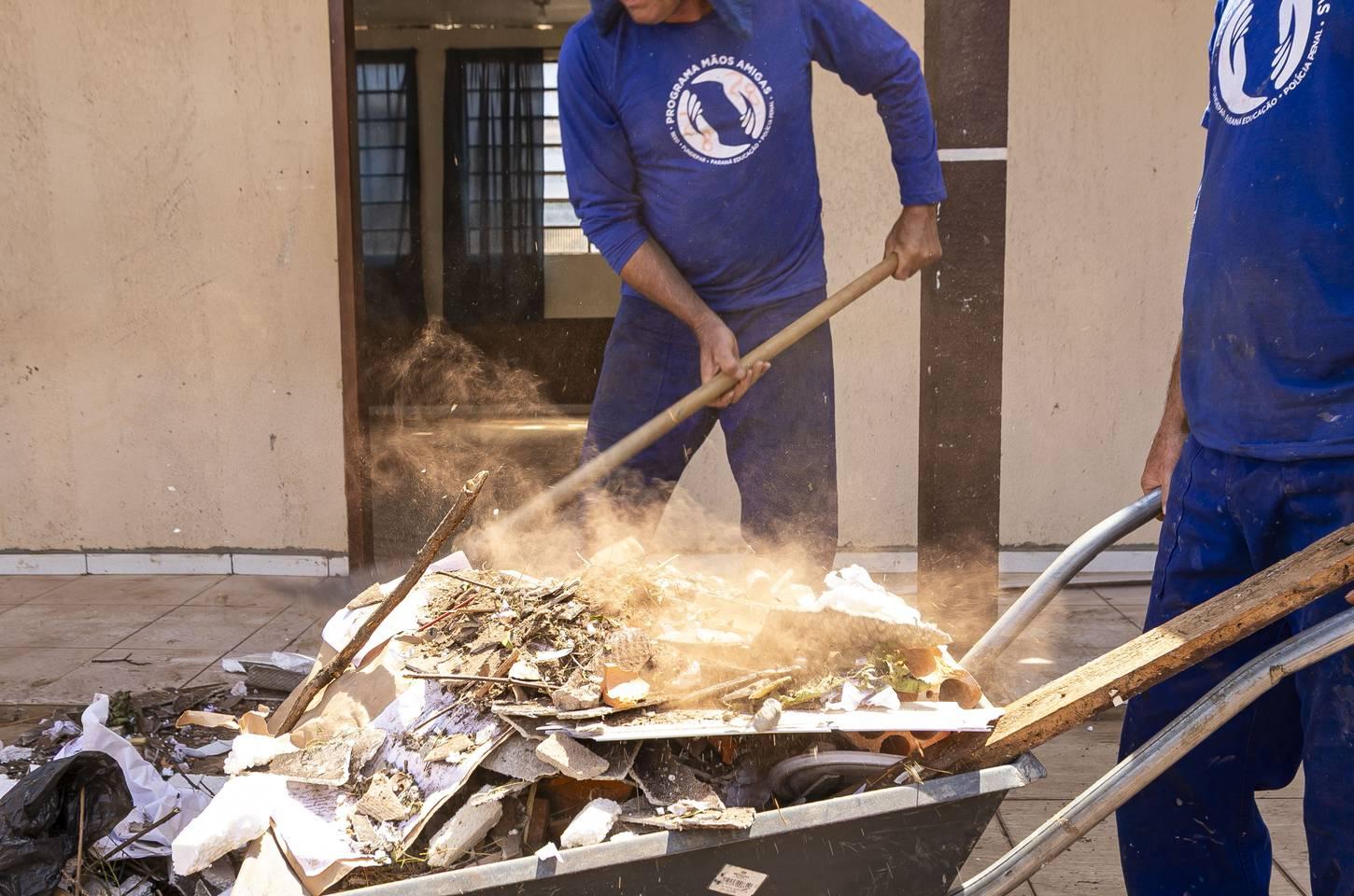 Governo do Paraná quadruplica mão de obra carcerária na reconstrução de Rio Bonito