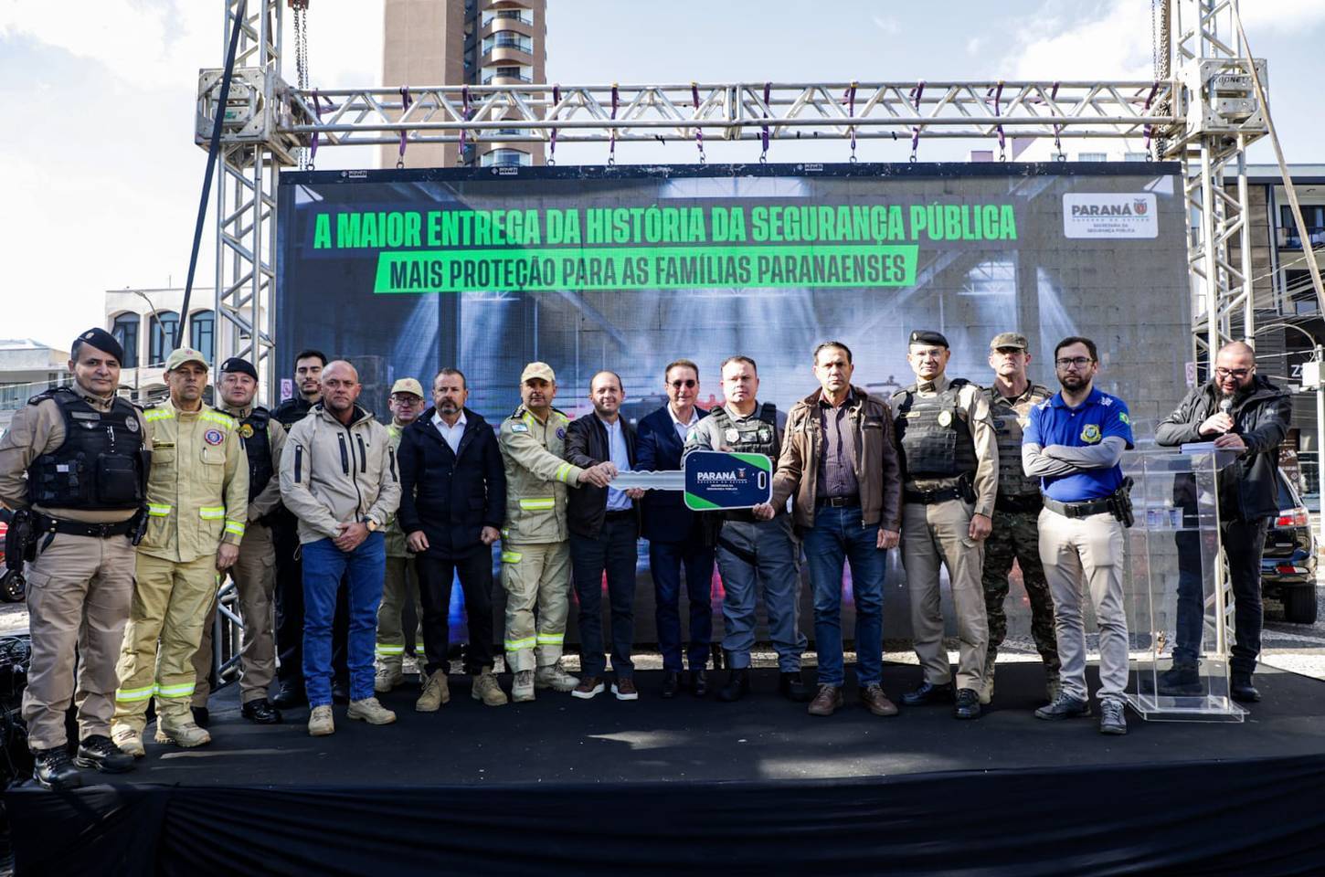 Governo entrega 50 viaturas e motoaquática para segurança no Sudoeste do PR