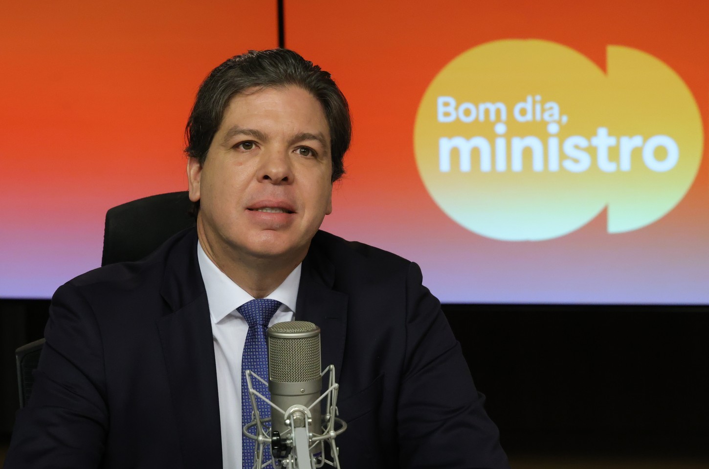 Governo federal antecipa metas para universalizar telefonia móvel no país