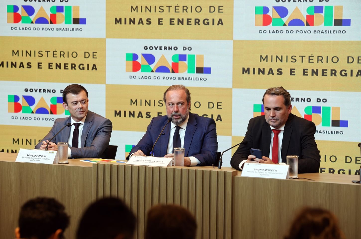 Governo federal anuncia subsídio de até R$ 0,45 por litro de gasolina para conter alta dos combustíveis