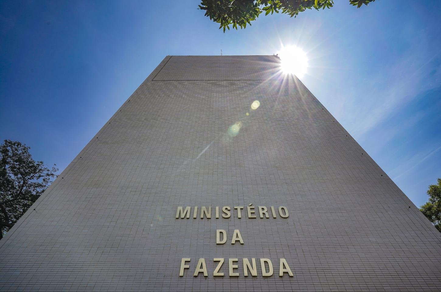 Governo projeta arrecadar R$ 4,4 bilhões com taxação de fintechs, apostas e JCP