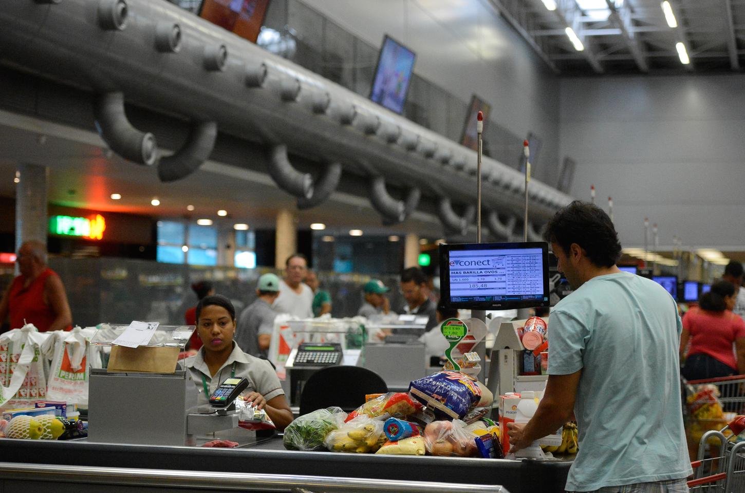 Governo prorroga regras para trabalho em feriados no comércio