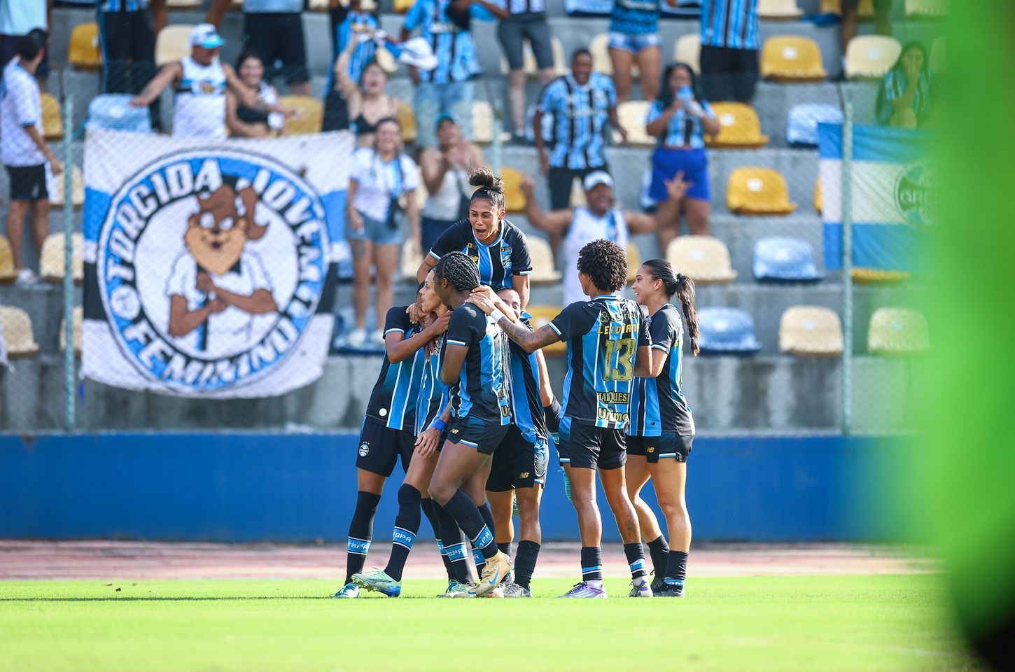 Grêmio vence clássico gaúcho no futebol feminino e conquista primeiro triunfo