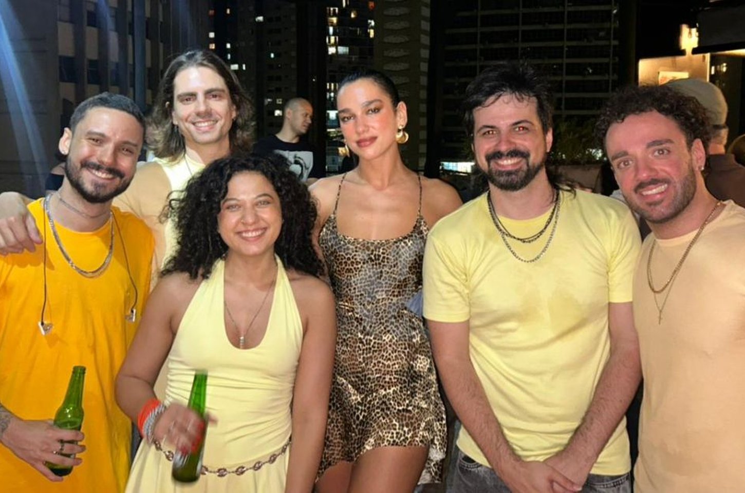 Grupo Versão viraliza após tocar para Dua Lipa e Shawn Mendes em festa de São Paulo
