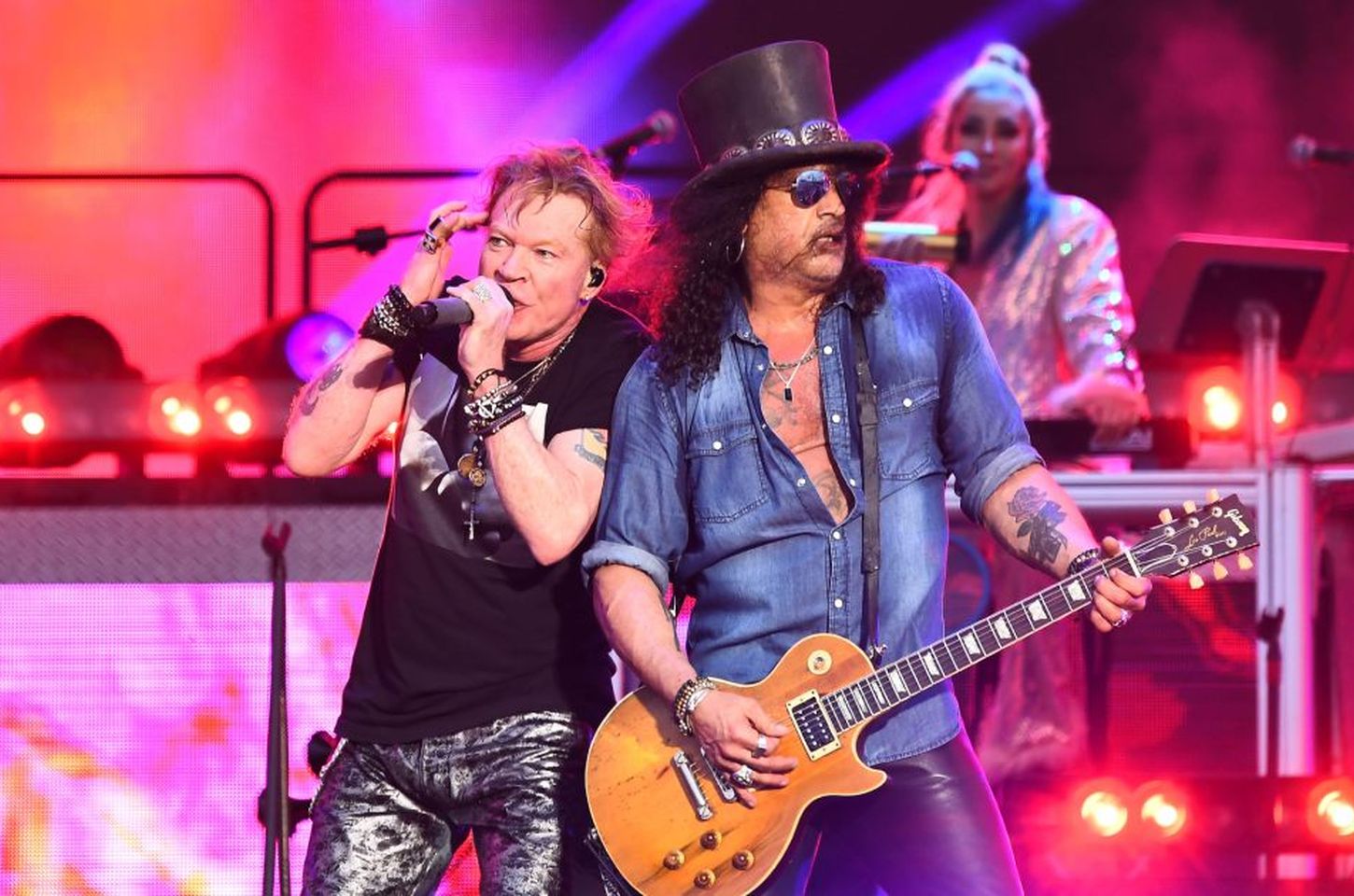 Guns N' Roses volta aos palcos com turnê mundial e lança músicas inéditas